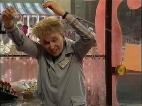 Polisen kastar masken