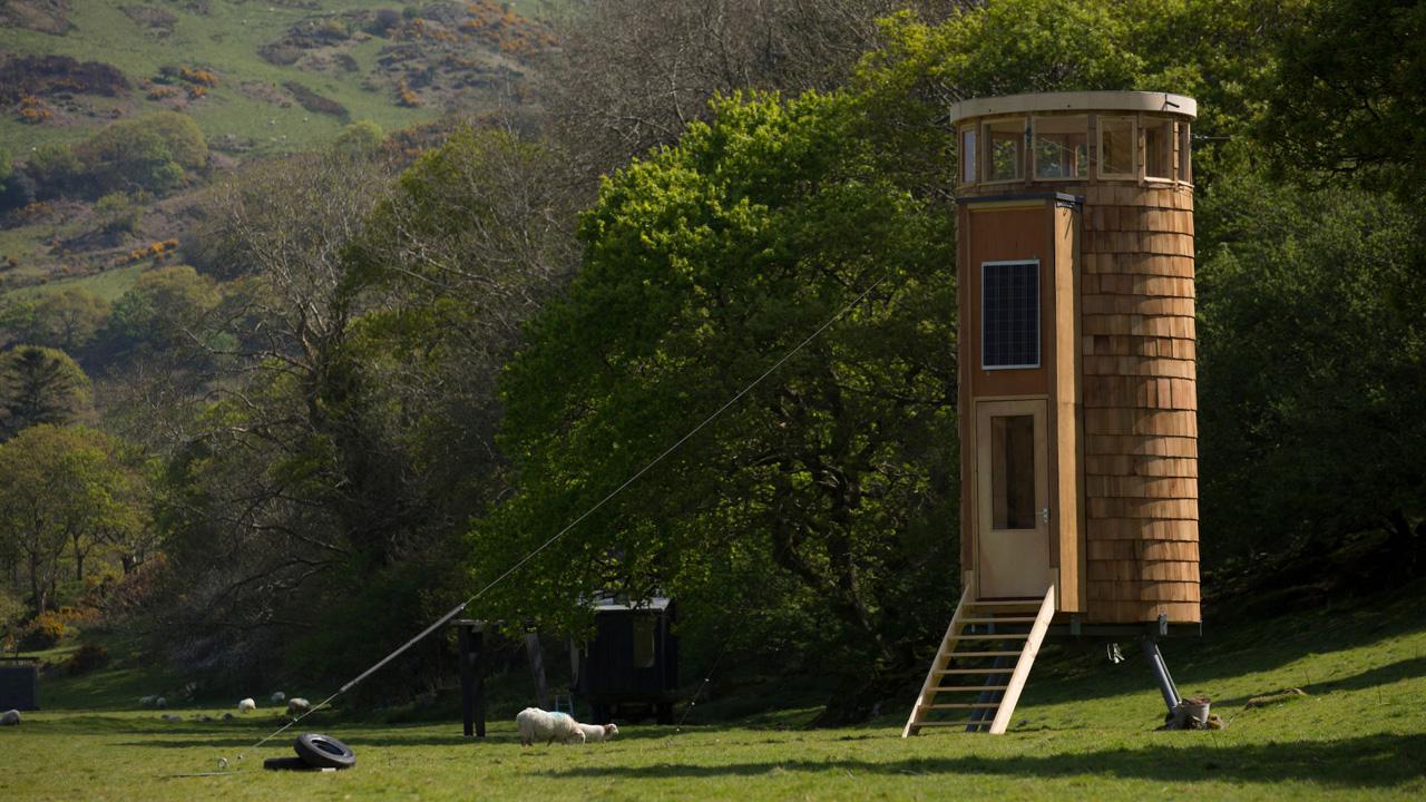 Cabins in the Wild with Dick Strawbridge