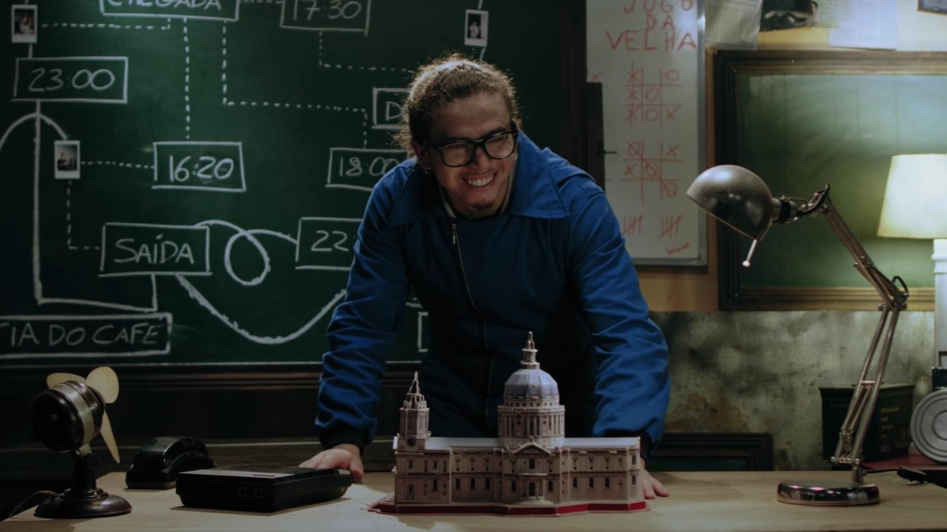 Whindersson created his La Cantina de Papel