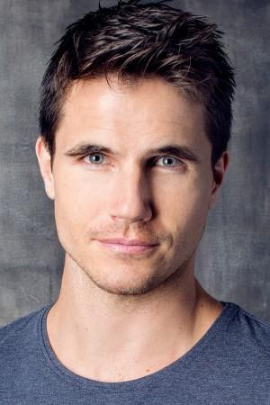 Picture of Robbie Amell