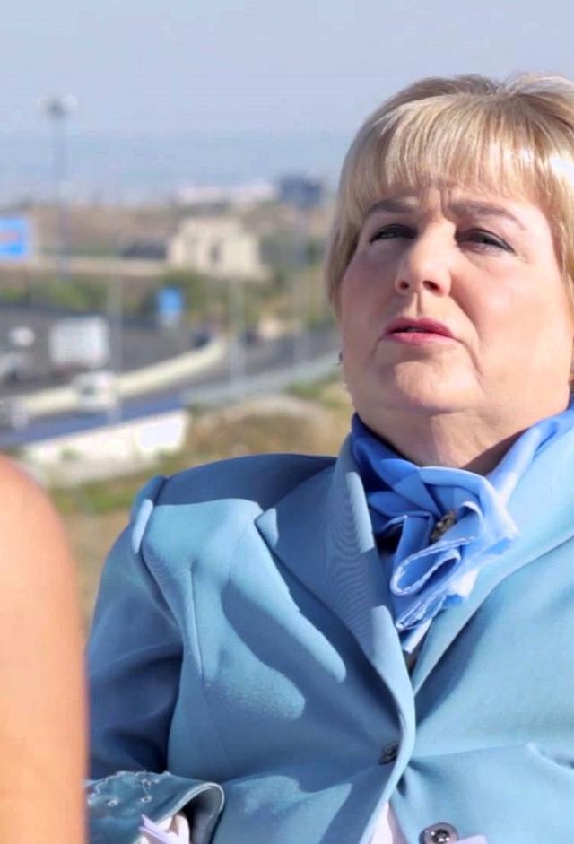 Famosos y una vieja