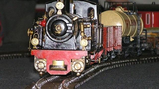 Dampf und Gewitterwolken am Eisenbahnhimmel