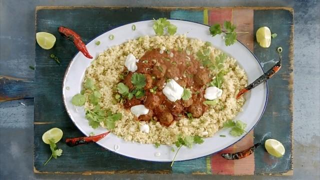 Polpette di chili con carne, pollo con insalata di anguria