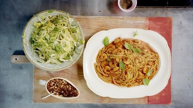 Costolette d'agnello e linguine ai gamberi
