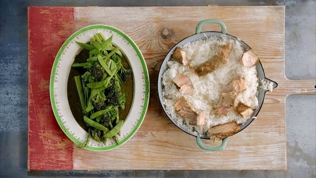 Salmone al te verde e insalata greca