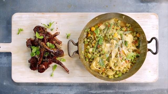 Costolette d'agnello e zuppa di funghi