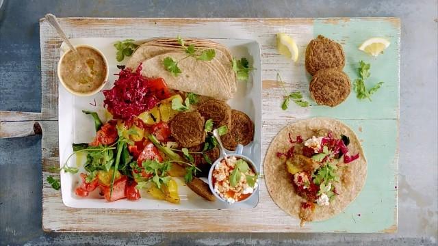 Pollo speziato e falafel