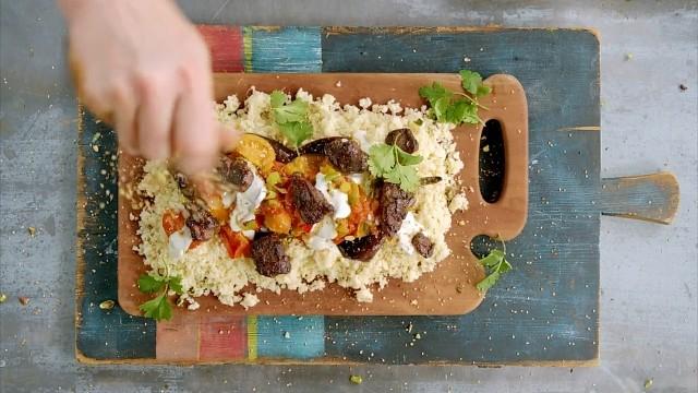 Tajine di agnello con melanzane e croccante al cumino