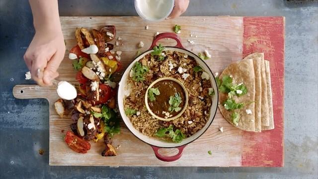 Fajitas di pollo, peperoni grigliati, salsa, riso e fagioli