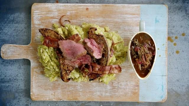 Bistecca, fegato e bacon su letto di pure con salsa alla cipolla rossa