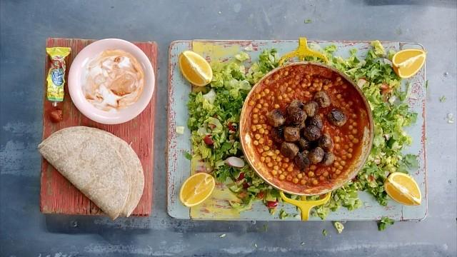 Polpette di agnello, insalata e yogurt all'harissa