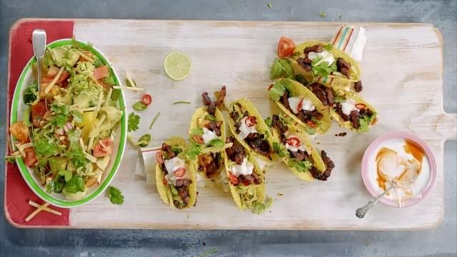 Pesce e noodle in zuppa e tacos di carne