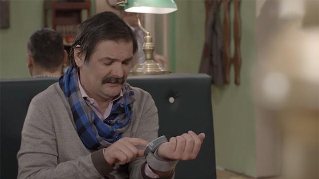 Selma se nagnula kroz prozor