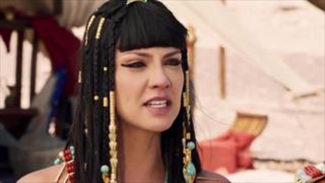 Nefertari e Moisés se beijam