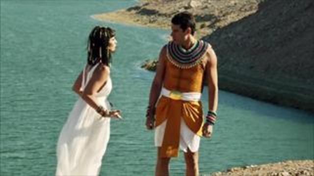 Moisés confessa a Ramsés que beijou Nefertari