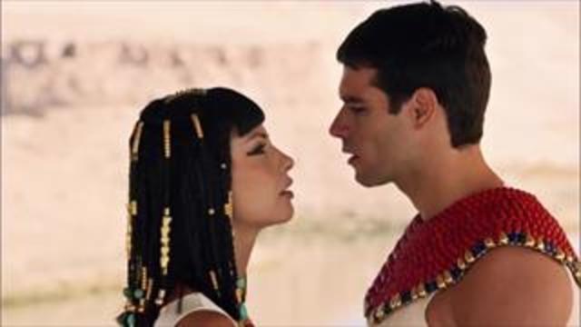 Nefertari tenta beijar Moisés e ele a evita