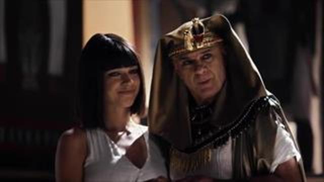 Moisés conta a Gahiji que irá anunciar seu namoro com Nefertari