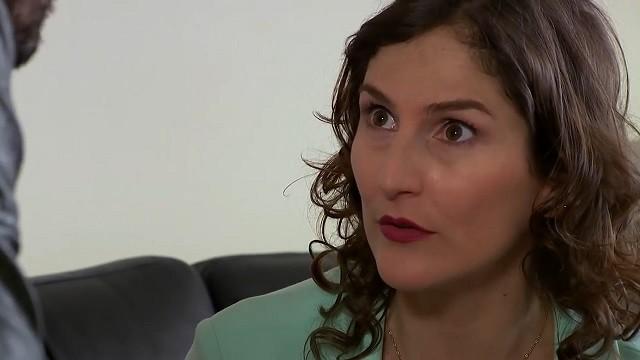 Rosario contrata a Carlos para espiar a Violeta