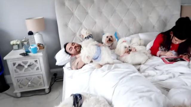 WE SPENT THE DAY IN BED! (with 4 kids & 6 dogs)