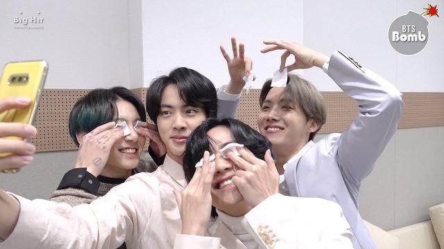 Jin’s selfie time