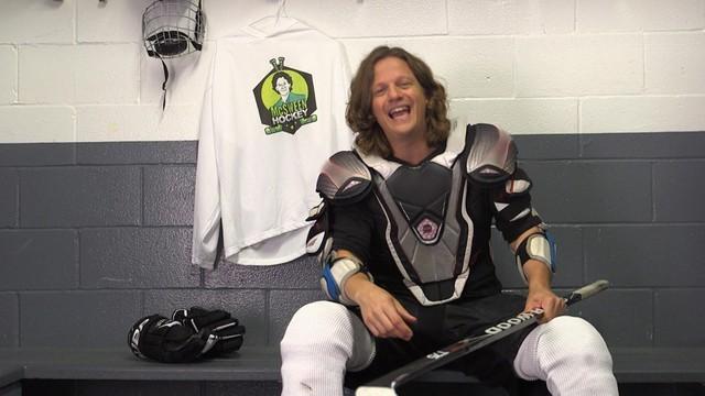 On équipe un jeune pour le hockey / Un ex-joueur compulsif nous raconte