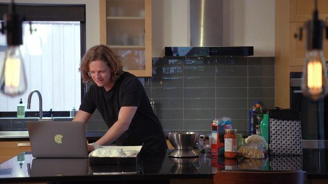 Faire les lunchs ou prendre le service traiteur de l'école? / De policiers à courtiers immobiliers