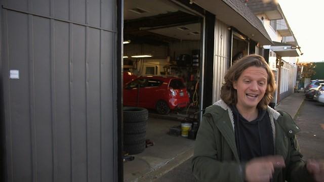L’art de négocier les frais de télécommunication/Un garagiste qui filme toutes les réparations