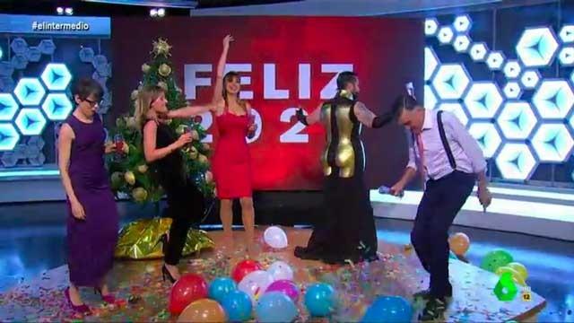 (02-07-20) El Intermedio despide temporada dando las Campanadas con perreo incluido de Dani Mateo: "¡A la mierda 2020!"