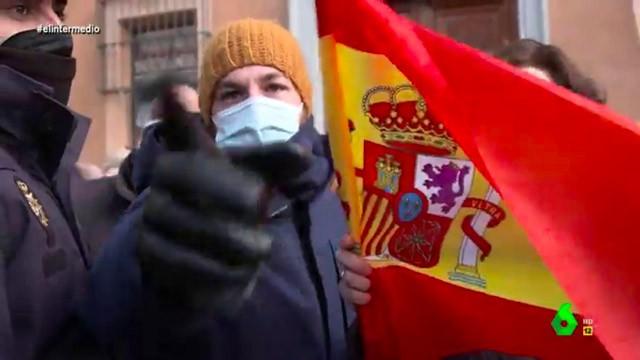 (07-12-20) El tenso momento en el que la Policía interviene en el reportaje de Pablo Ibarburu mientras los simpatizantes de Vox dan a la cámara