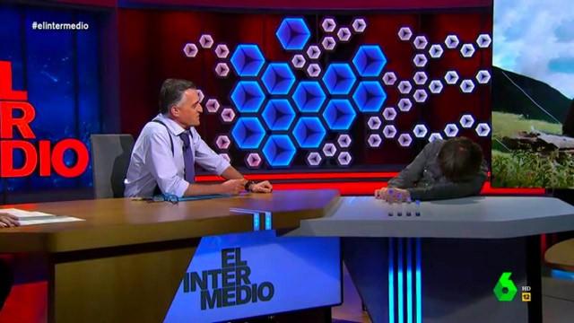 (18-02-21) Évole sufre un ataque de cataplexia en directo ante Wyoming: "¿Pero qué le pasa a este hombre? Se nos va a caer"