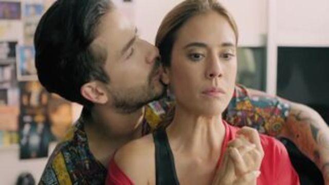 Charly besa apasionadamente a Yeimy