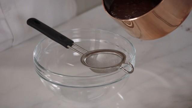 Chocolate Cake Finishing: Assembly & Presentation