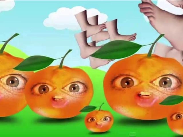 Les étranges expériences : Éplucher une mandarine avec ses pieds