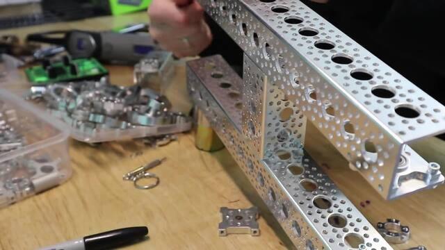 I made 2000 ugly holiday cards with a $100k robot arm