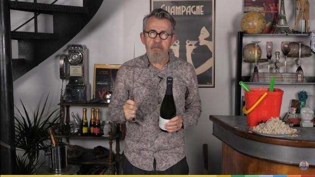 Pourquoi On Dit... "Sabrer" ou "sabler" le champagne ?