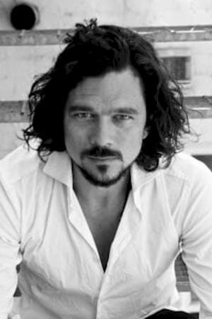 Picture of Luke Arnold
