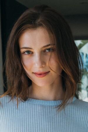 Picture of Zoe Levin