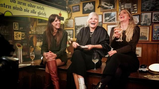 Carolin Kebekus und Laura Larsson