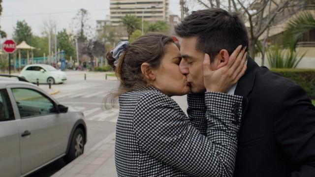 Romina le da apasionado beso a Caco justo antes de su matrimonio