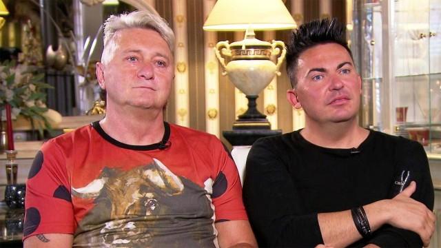 Hubert und Matthias testen einen Handylautsprecher.