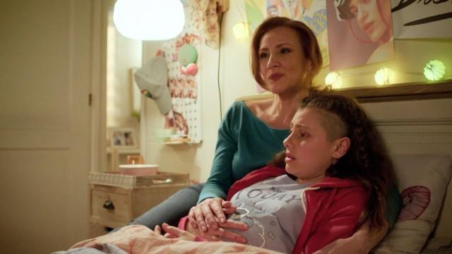 Carol le confiesa a Sole que quiere ser la madre de su hija