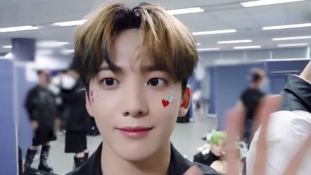 Wa-xx #48 Decorating face with various stickers