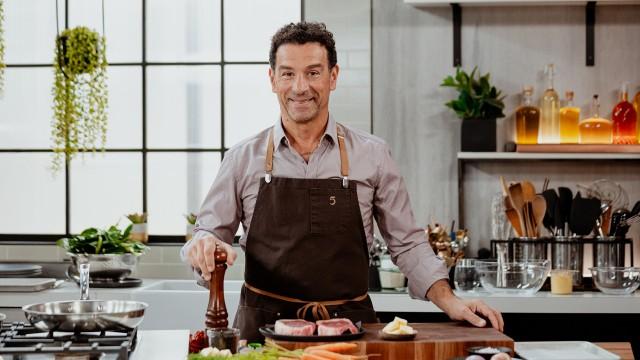 Contre-filet de boeuf, sauce au poivre noir / Épinards au beurre à l'étuvée