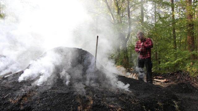 Wie man Holzkohle macht