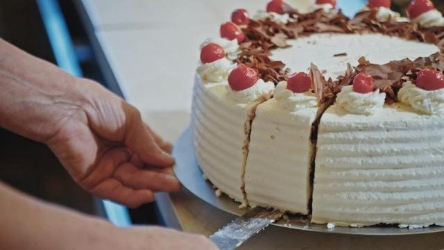 Wie man Schwarzwälder Kirschtorte macht