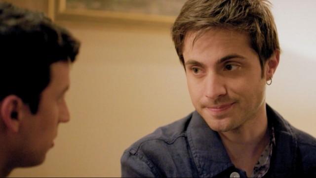 Thiago le confiesa a Joselo que su familia no acepta que es gay