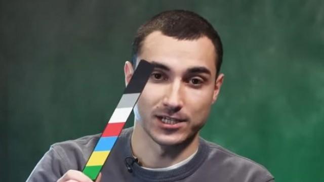 IL SURPREND UN HOMME QUI ESPIONNE UNE ÉCOLE AVEC DES JUMELLES (Animateur pour enfants)