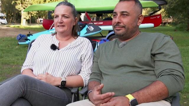 Auf dem Gipfel der Liebe hält Daniela ihren Ali fest