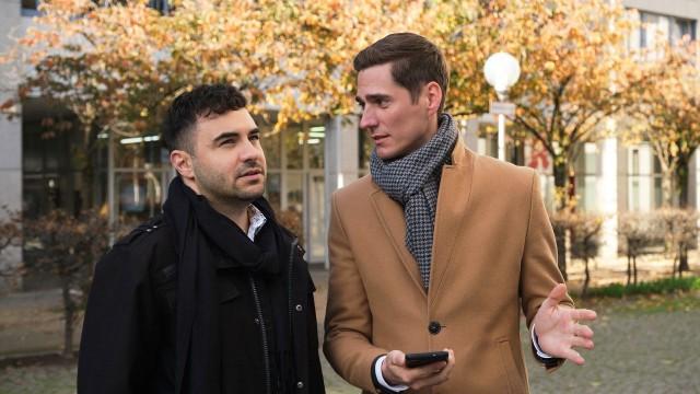 Ringo und Easy packt die Neugier auf Evas Datenstick