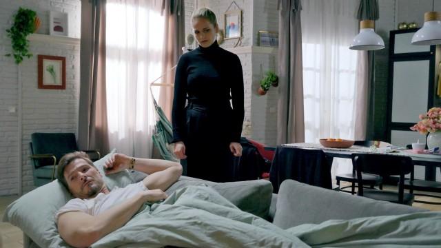 Chris tut sich sichtlich schwer, Corinna loszulassen